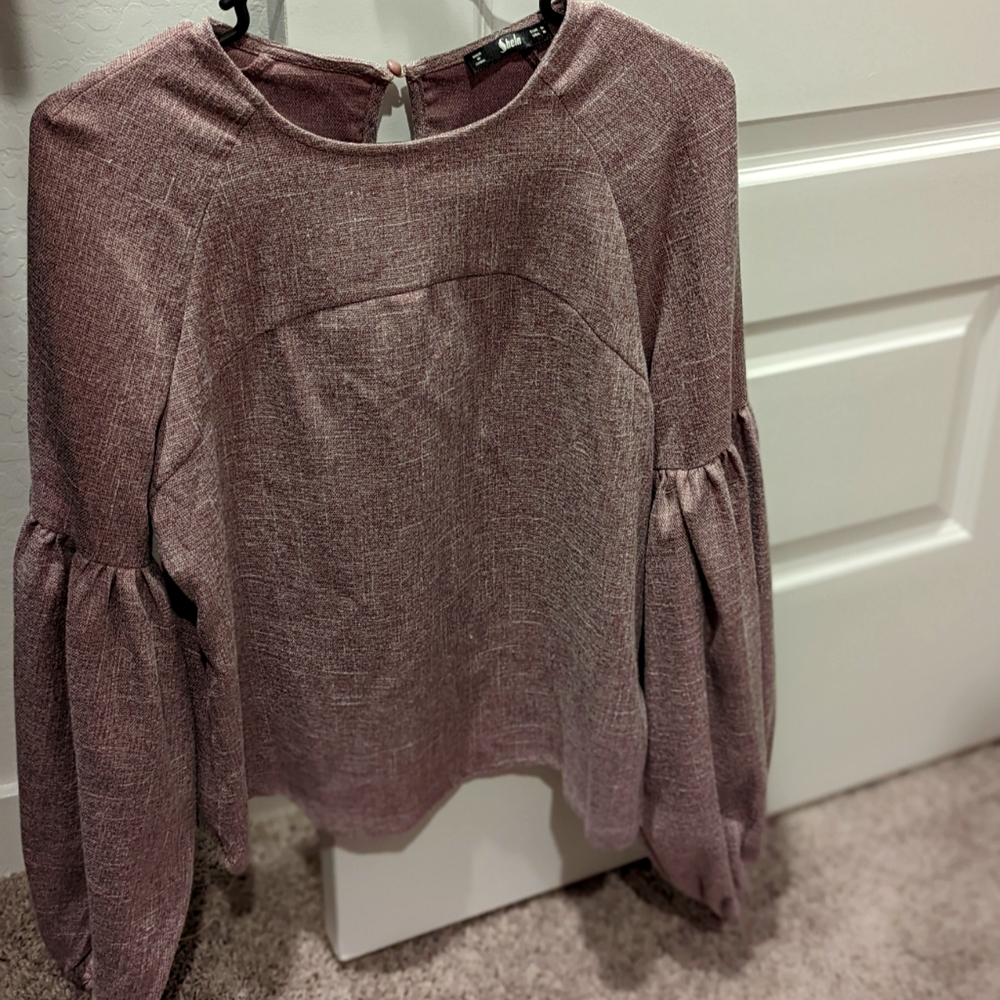 Bubble long sleeve top with keyhole back